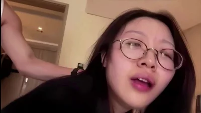 眼镜骚母狗被肌肉男撕开黑丝暴力抽插连续高潮淫叫