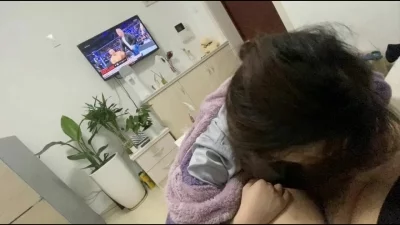 在少妇家看电视，少妇给我口交！